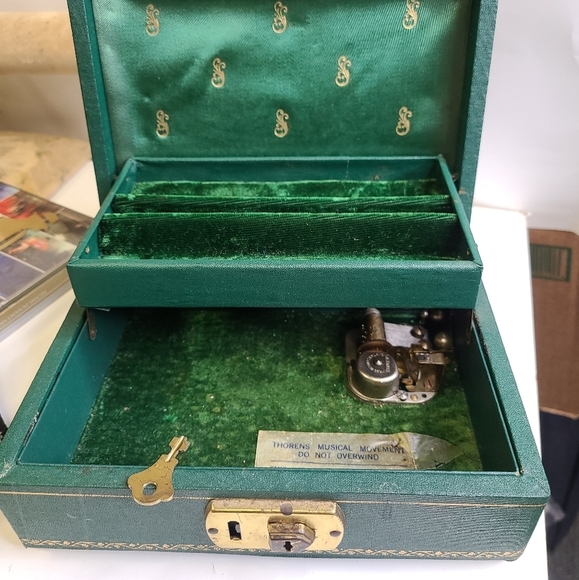 Vintage  Jewelry Box w/KEY 2 Tier Green Velvet Int - Picture 2 of 11